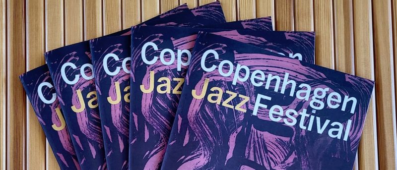 Det trykte program for Copenhagen Jazz Festival 2025 er på gaden – her finder du dit eksemplar